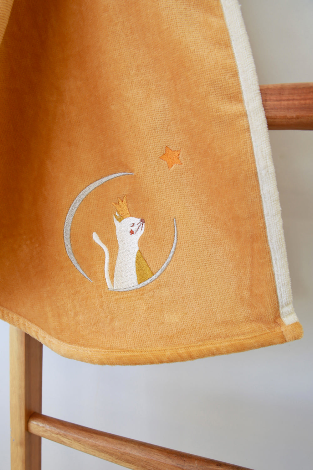 Sortie de bain bébé fille en éponge Oeko-Tex, cape personnalisée au prénom brodé en France. Zoom sur le motif chat princesse, couleur jaune moutarde.