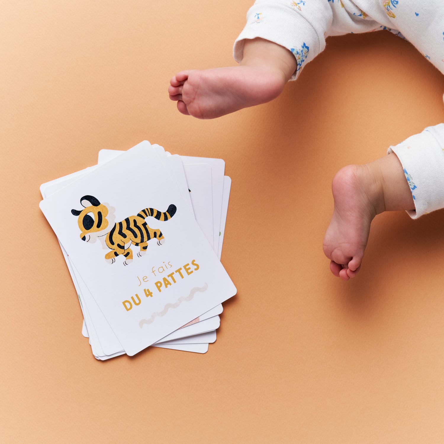 12 cartes étapes retraçant les premières fois de bébé. Idéal pour immortaliser en photo les premières fois. Made in France, papier certifié FSC. Cadeau de naissance original et écoresponsable.