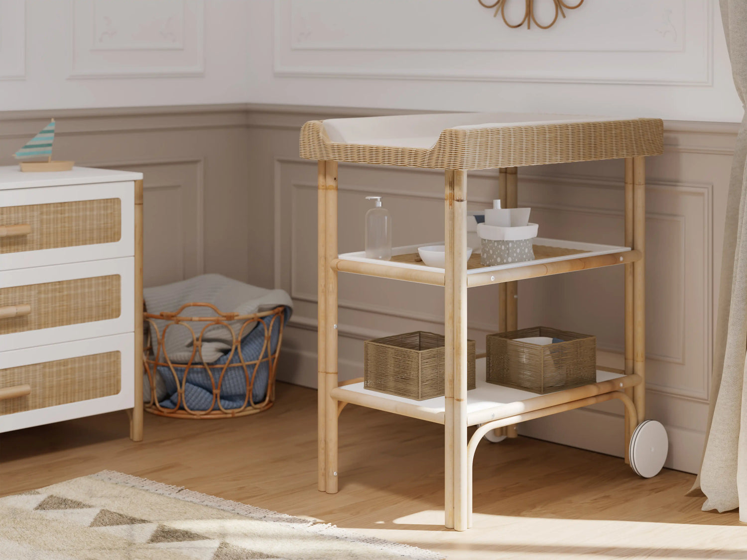 Table à langer en rotin et bois blanc dans une chambre de bébé