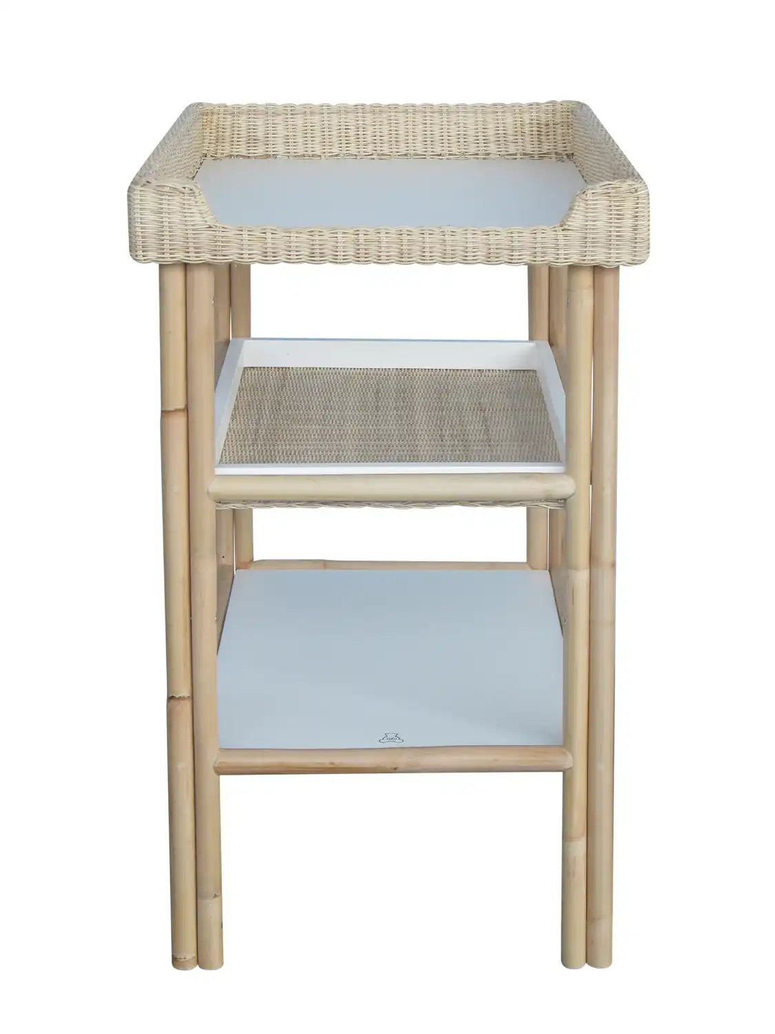 Détail des finitions naturelles de la table à langer en rotin et bois blanc