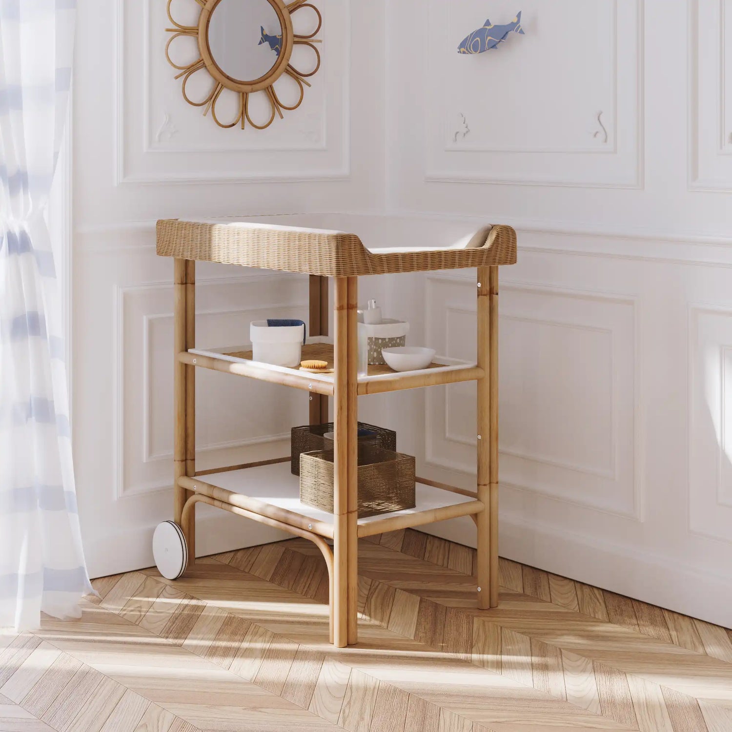 Table à langer en rotin et bois blanc, pratique et fonctionnelle