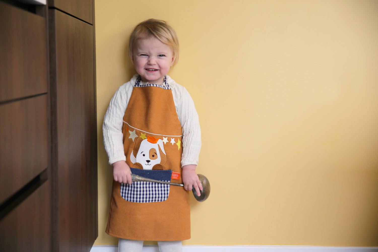 Tablier enfant cuisine personnalisé avec prénom brodé, motif petit chien souriant.