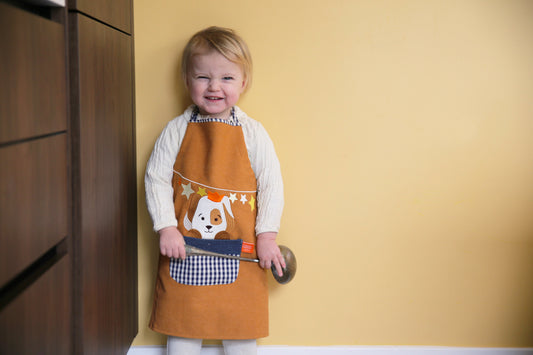 Tablier enfant cuisine personnalisé avec prénom brodé, motif petit chien souriant.