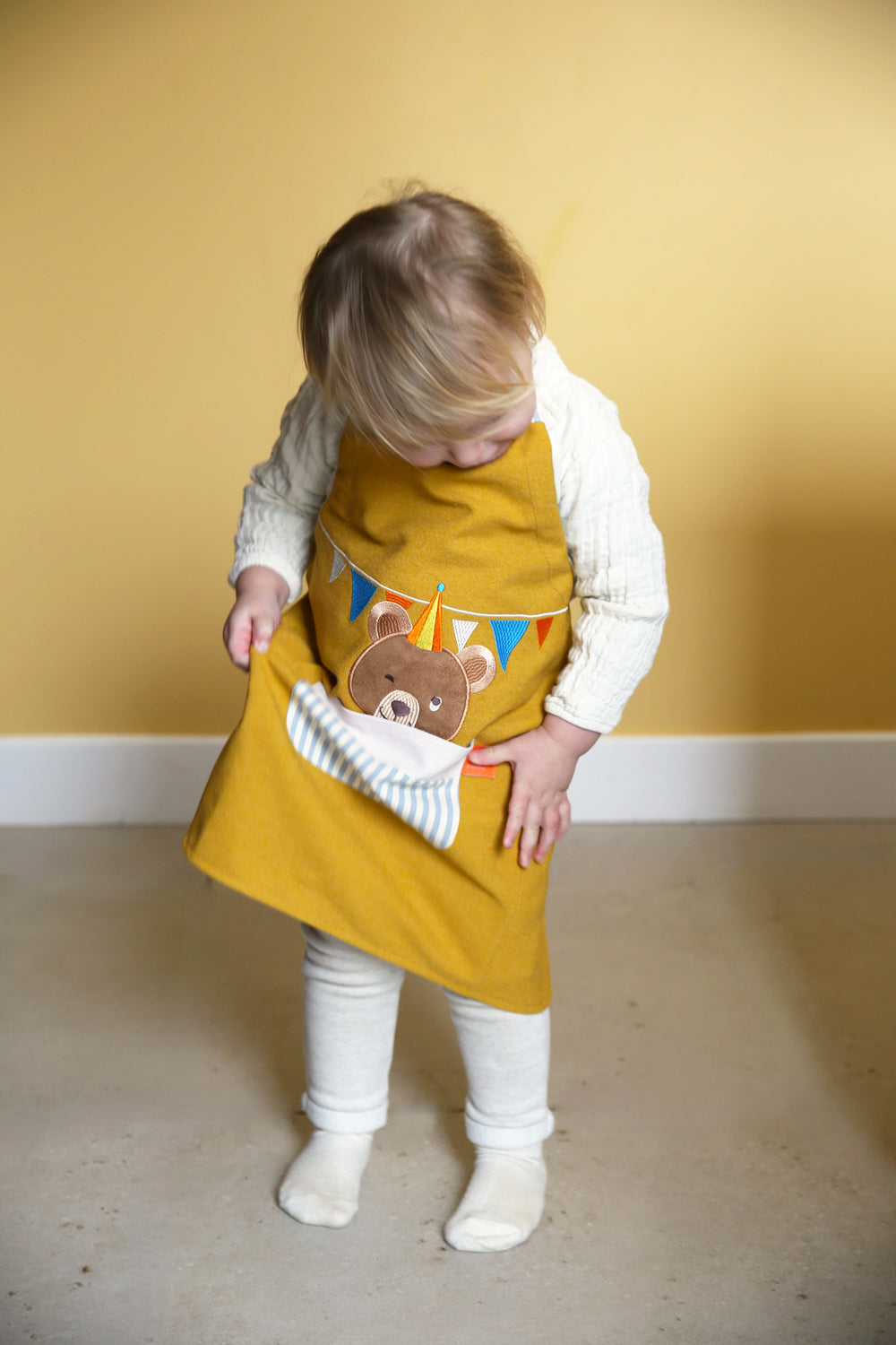 Tablier enfant cuisine personnalisé avec prénom brodé, motif chat pour activités culinaires