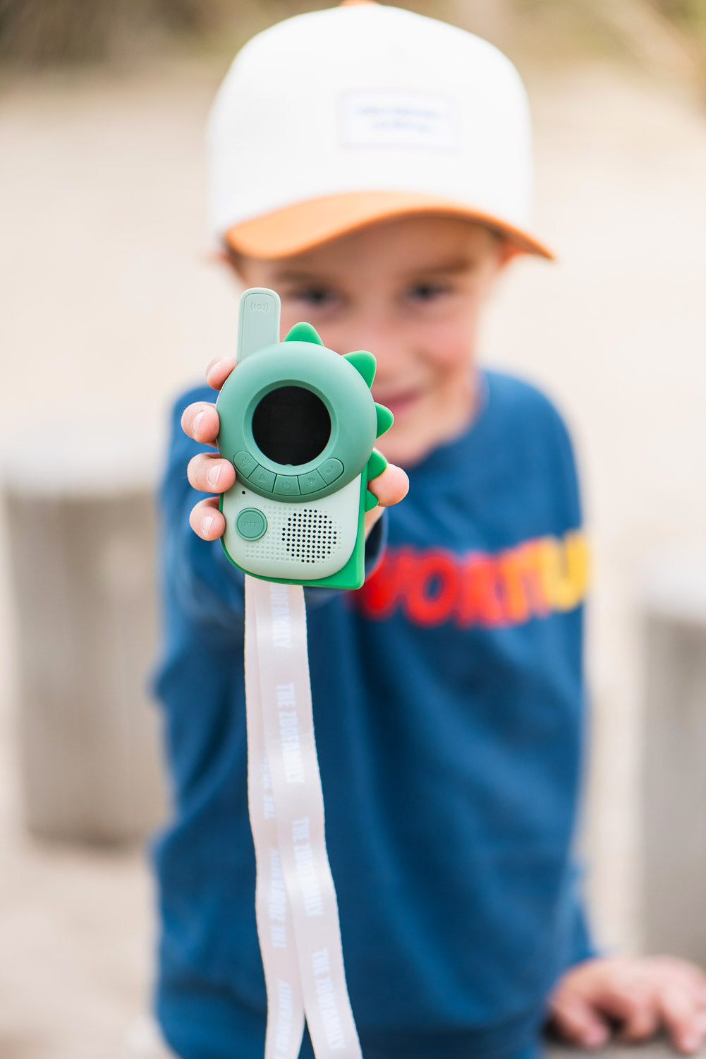 Enfant tenant le talkie-walkie dinosaure
