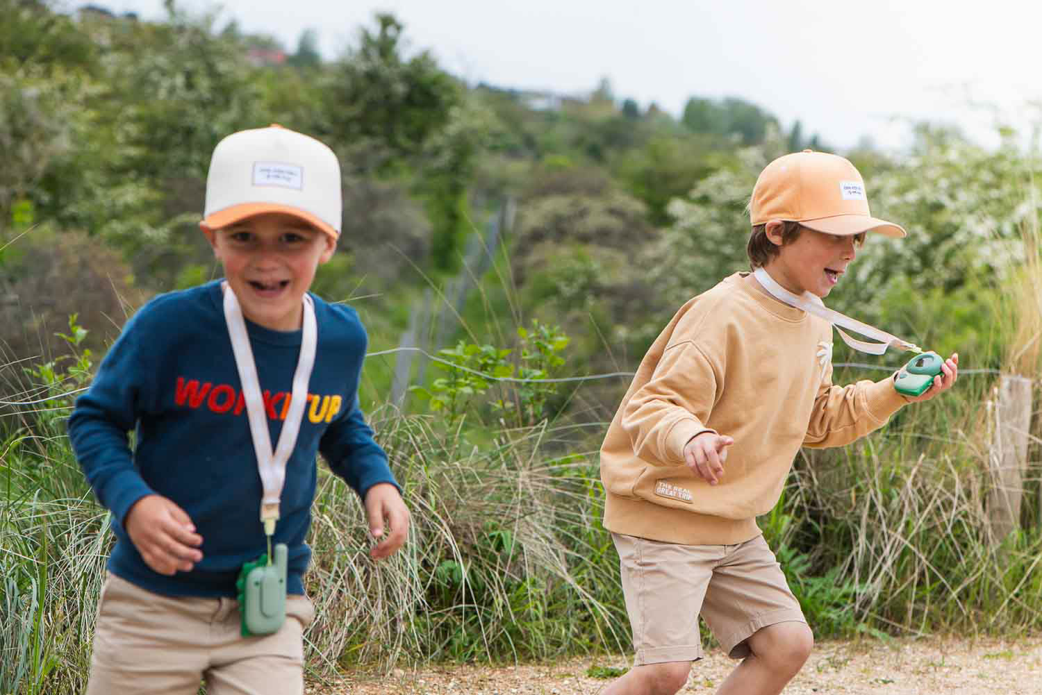 Enfant jouant avec un talkie-walkie dinosaure à la plage