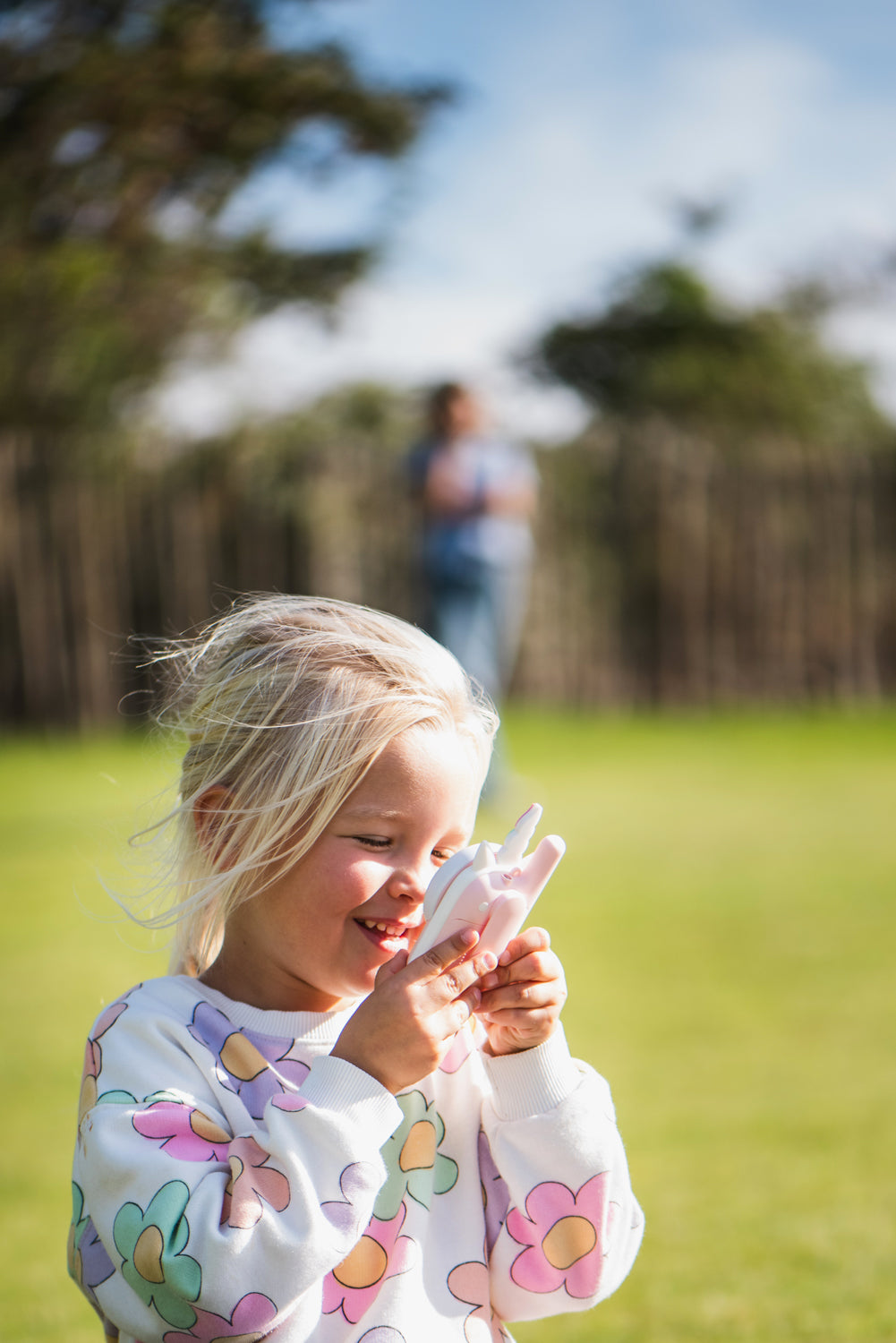 Fille utilisant un talkie-walkie licorne rose