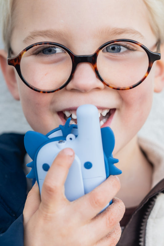 Enfant qui parle dans le talkie-walkie Raton laveur en silicone doux, vu de dos
