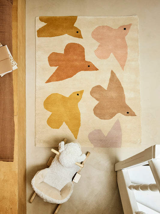 Tapis beige motifs oiseaux, chambre enfant couleur beige. Bleuu Studio.