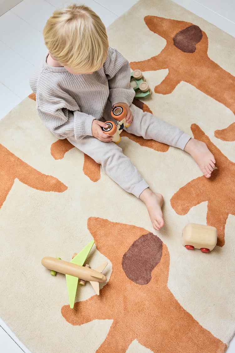 Tapis beige enfant original motif chiens caramel en coton bio. Bleuu Studio