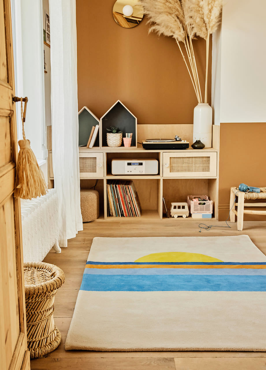 Idée décoration chambre enfant. Tapis Sunset Bleuu-studio dans un décor neutre, assortiment parfait avec bois clair, murs blancs ou terracotta. Ambiance douce, chaleureuse, lumineuse.