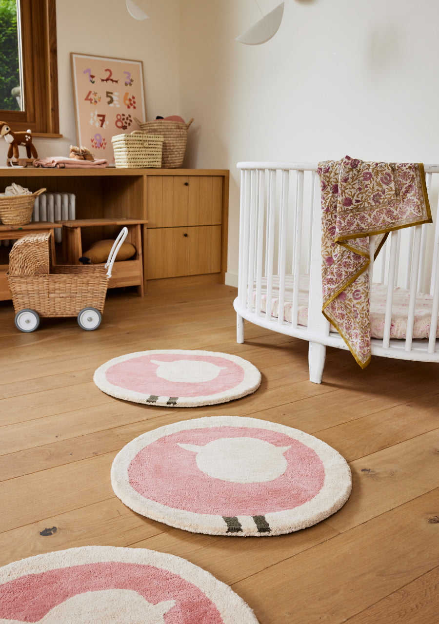 Tapis motif mouton beige et rose en coton bio, doux et durable. 60 cm.