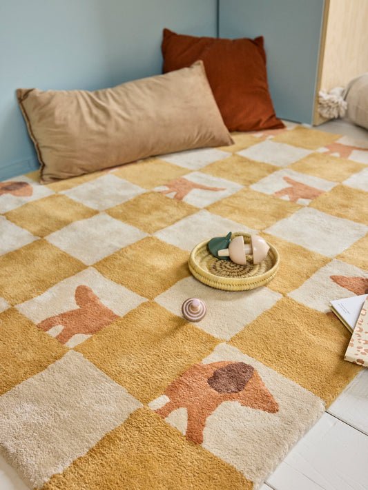 Tapis chambre bébé enfant, vintage retro. Damier beige et jaune ocre, motif original petit chien walter. Bleuu Studio
