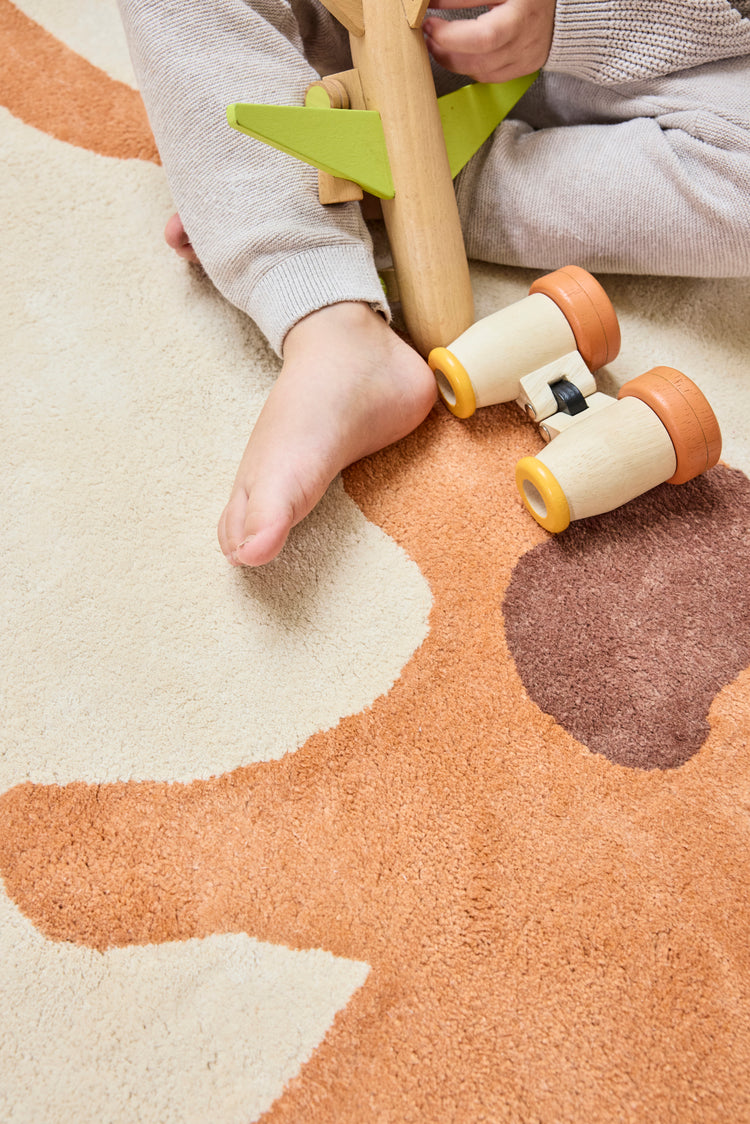 Tapis chambre enfant à motifs. Beige, caramel. Bleuu Studio. Epaisseur pratique poussiere.