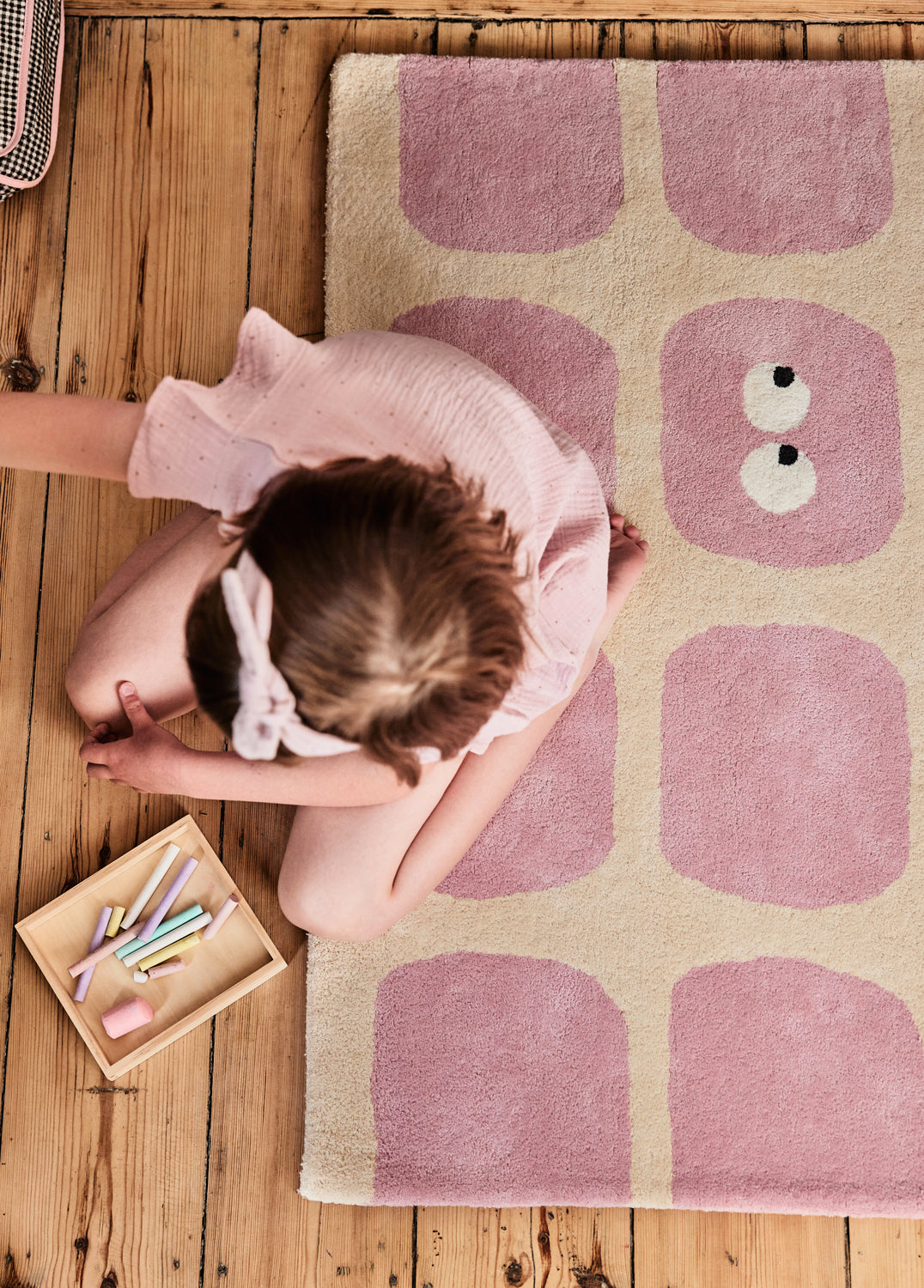 Tapis pour chambre enfant en coton bio. Motifs bidules rose, amusant et ludique. Décoration originale pour chambre fille. Bleuu-studio