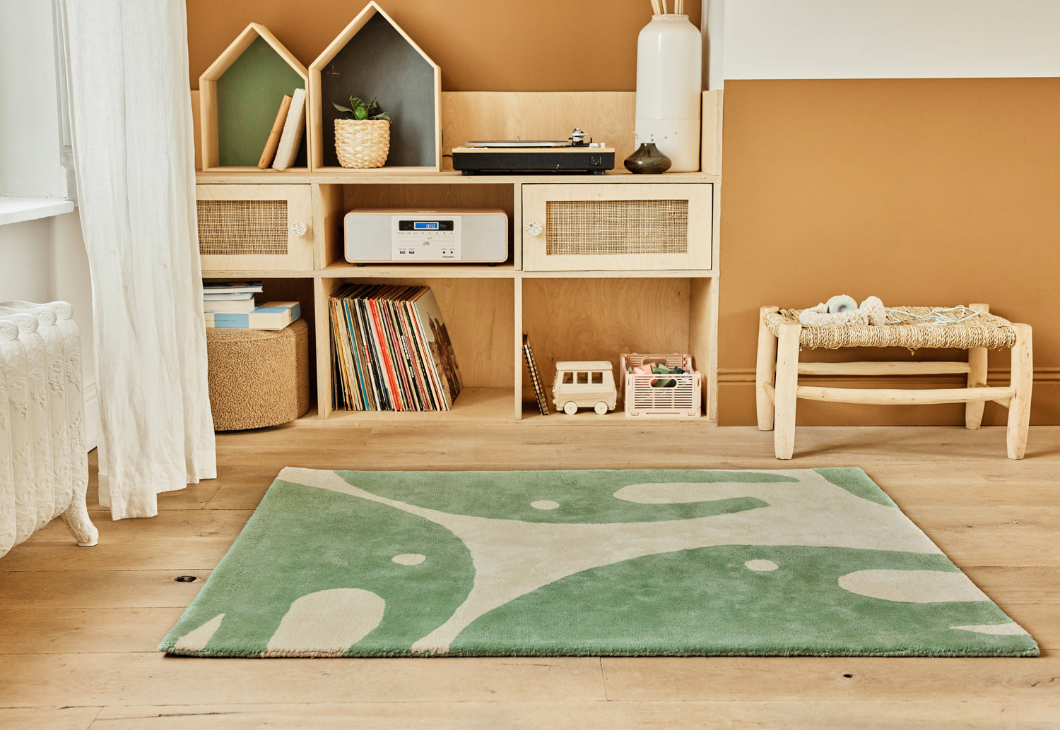 Inspiration déco coin lecture ou coin jeu pour enfants. Tapis en coton bio beige et vert, avec dessins éléphants. Création originale, design élégant Bleuu-studio