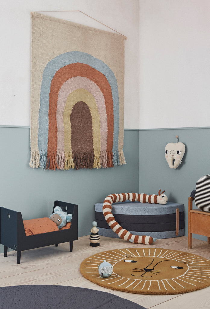 Décorer la chambre de bébé avec un tapis original rond tout doux en forme de tête de lion. Créer une atmosphère chaleureuse dans la chambre de bébé avec OYOY Mini.