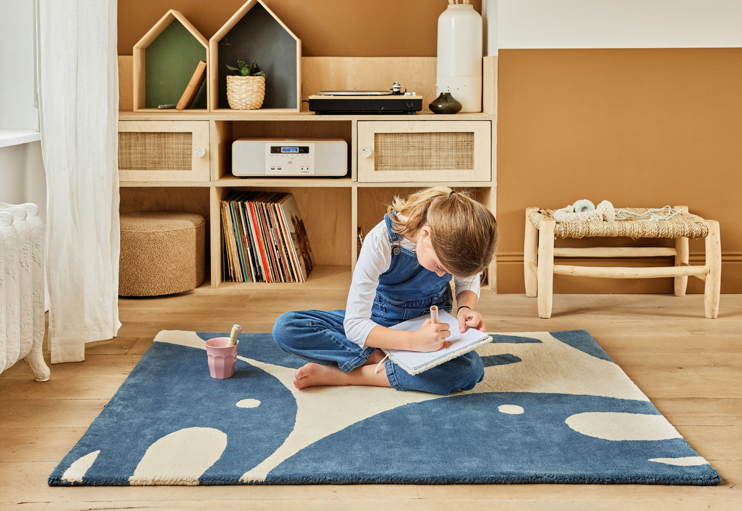 Tapis moelleux et doux, facile à aspirer de la marque française Bleuu-studio. Motifs bleu et beige, graphisme amusants Eléphants.