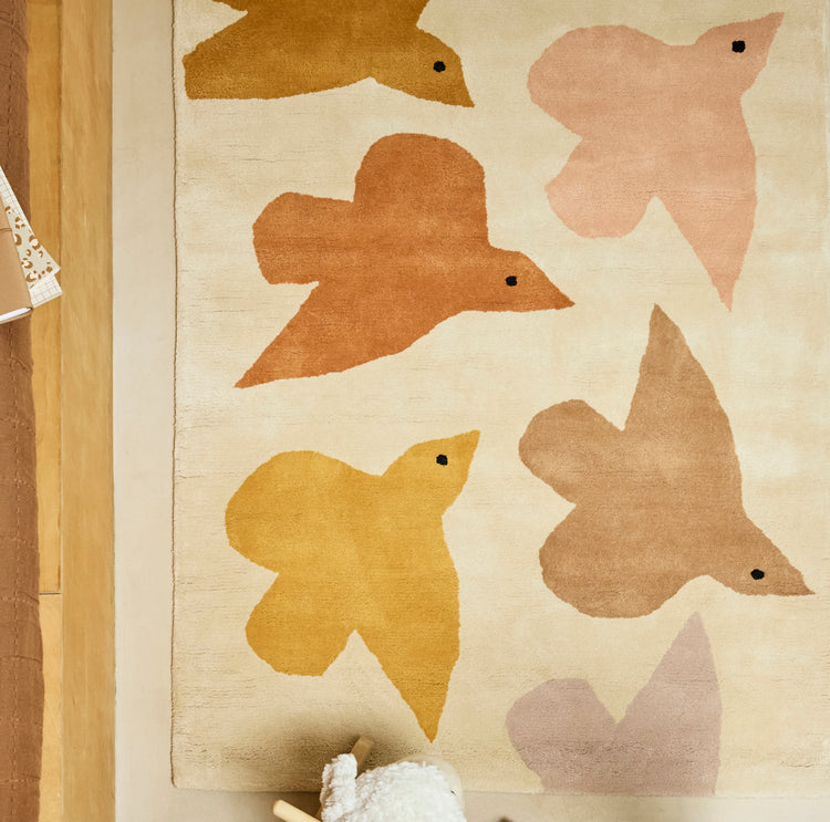Tapis chambre enfant, beige ocre motifs oiseaux. Chambre nature, vintage, tons jaunes et beige.