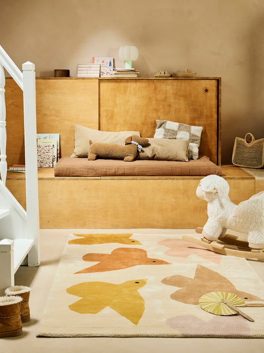 Tapis enfant, chambre bois nature. Beige, jaune, ocre. Motifs oiseaux originaux. Bleuu Studio.