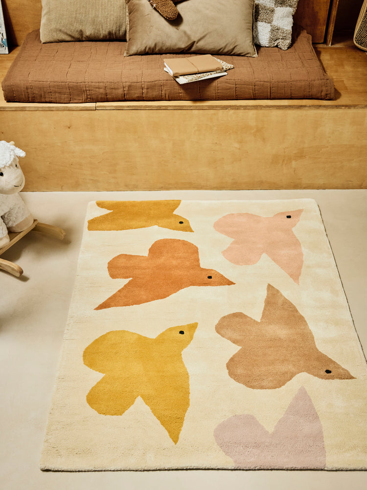 Tapis chambre enfant oiseaux beige jaune ocre. Bleuu Studio.