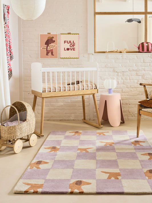 Tapis enfant original damier violet lila et beige. Chambre enfant vintage. Bleuu Studio.