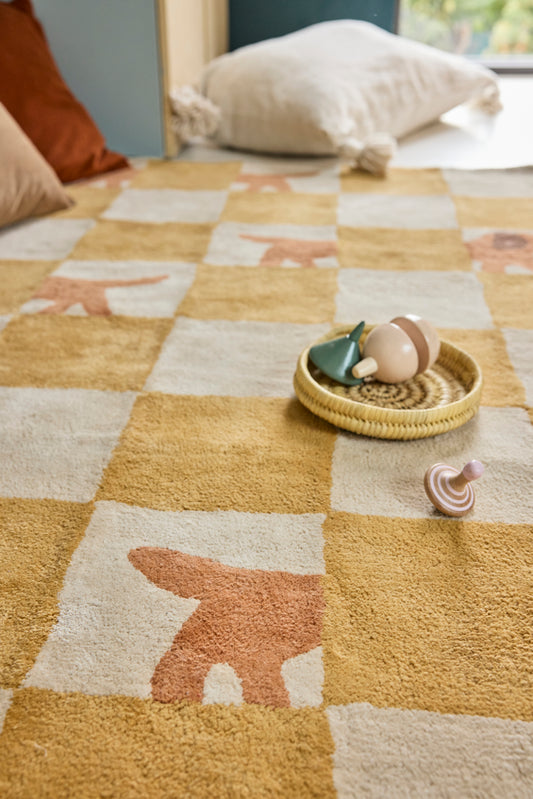 Tapis style retro vintage pour chambre enfant. Beige, jaune ocre, caramel. Original et doux. 