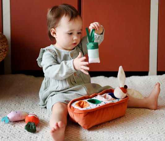 Quel cadeau offrir à un bébé de 4 mois ? – Plume et Petit Vélo : kids  concept-store pétillant, éthique et engagé