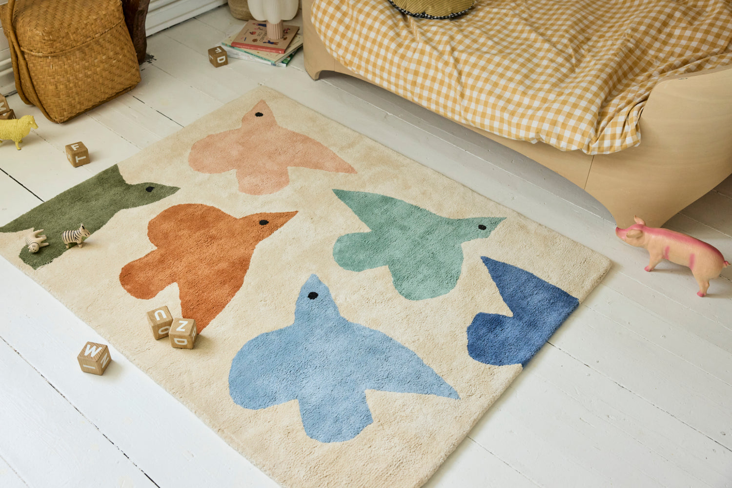 Tapis chambre enfant oiseaux bleu beige vert terracotta. Bleuu Studio