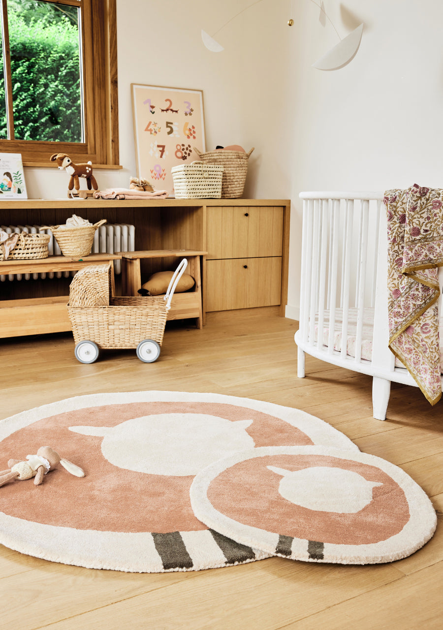 Tapis décoratif en coton bio beige et moka, parfait pour les chambres de bébé