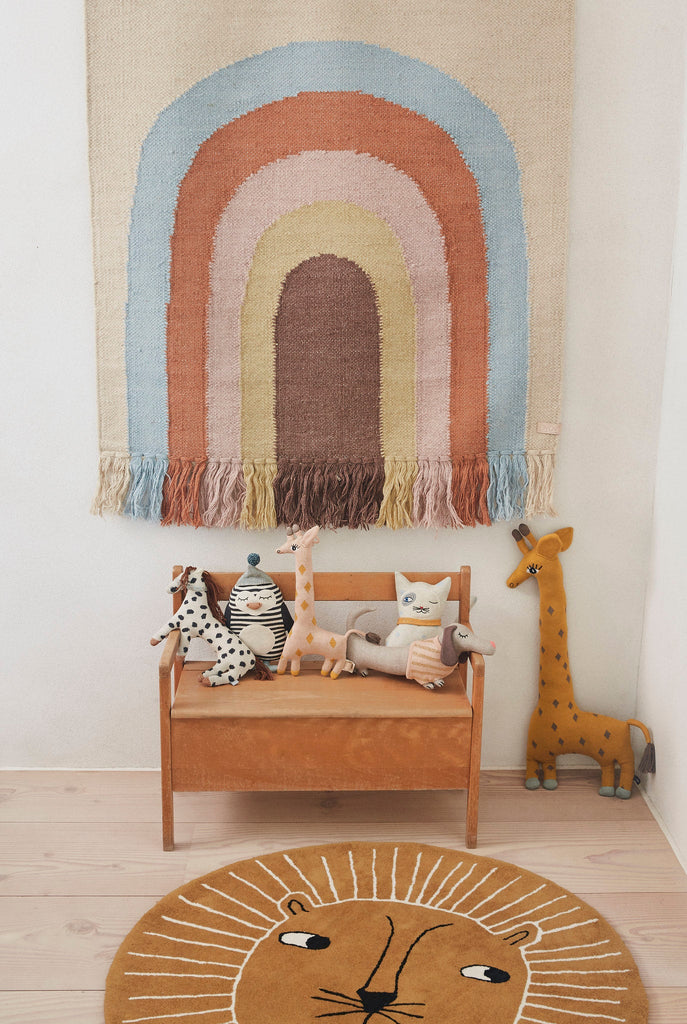 Un tapis rond de 95 cm de diamètre à l'adorable dessin de Lion souriant. Une belle idée déco pour la chambre des tout-petits qui adorent les animaux. Tapis OYOY en laine et coton.