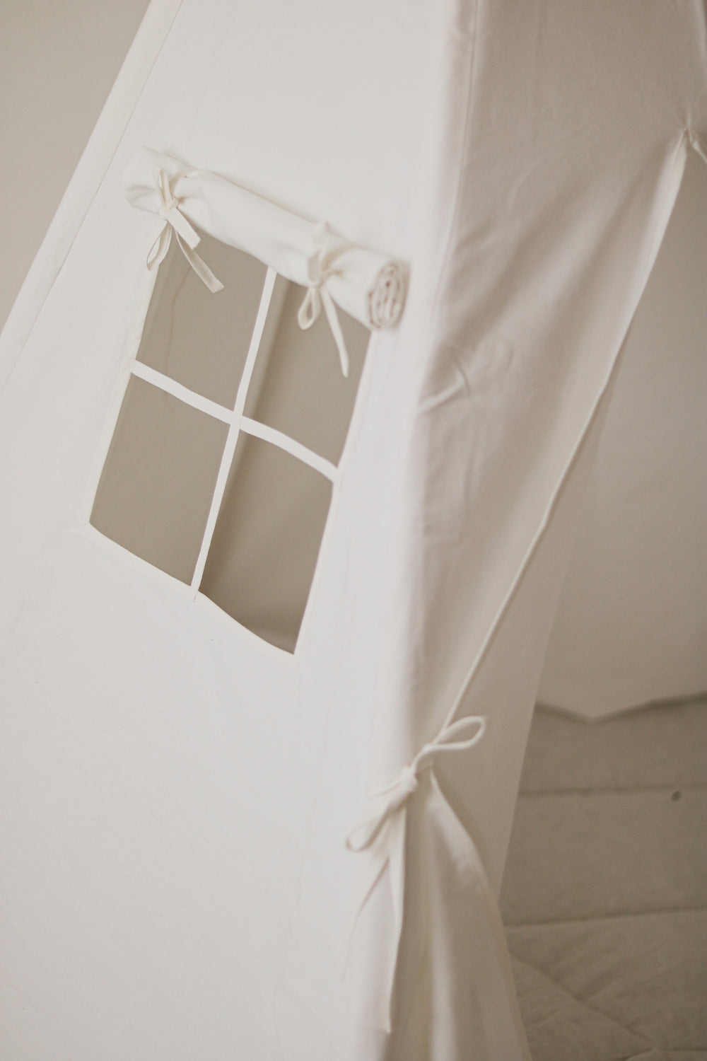 Tente tipi MoiMili. Tipi blanc chambre enfant style scandinave avec fenetre.