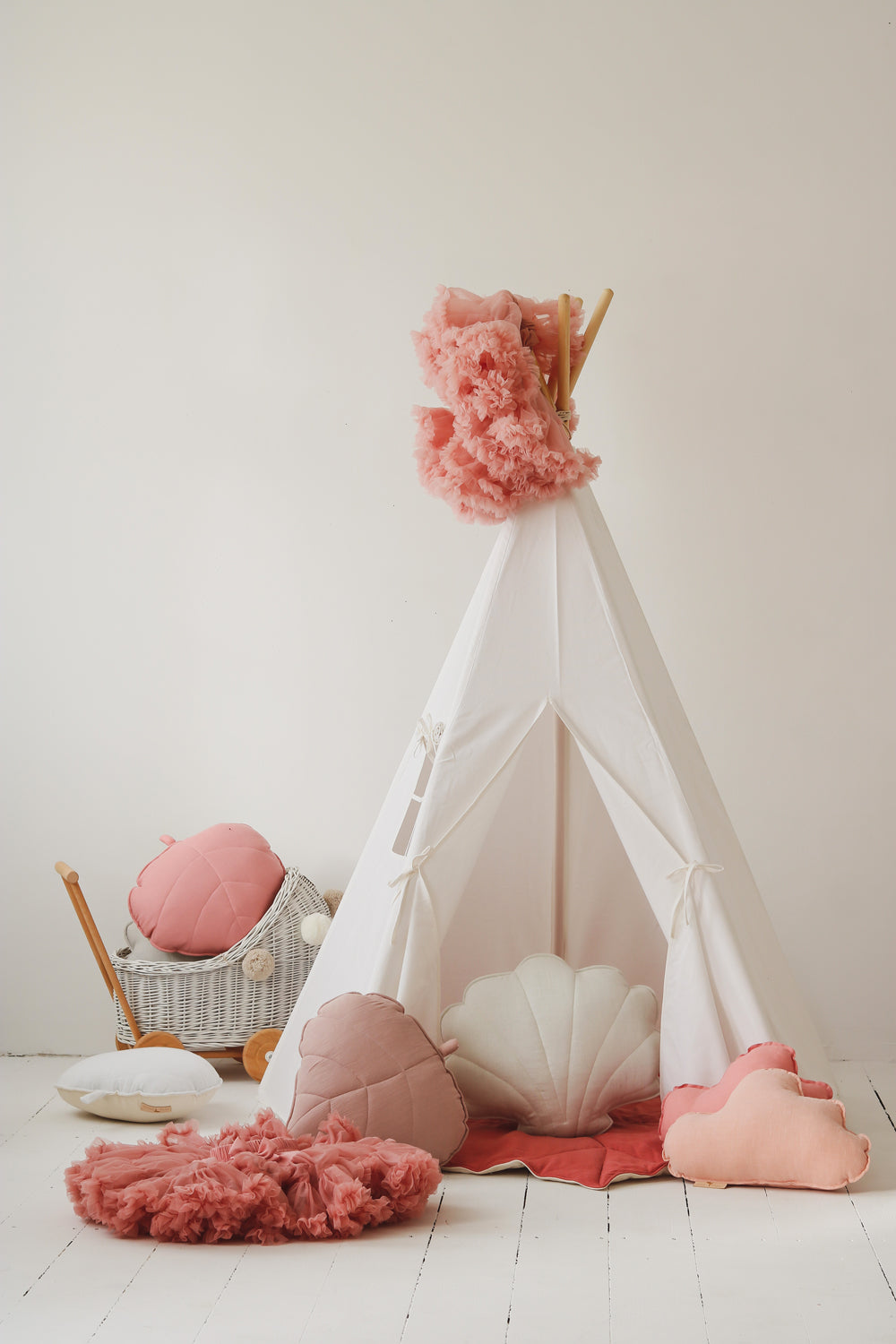 Tipi blanc en coton pour enfant avec design scandinave – installé dans une chambre d'enfant