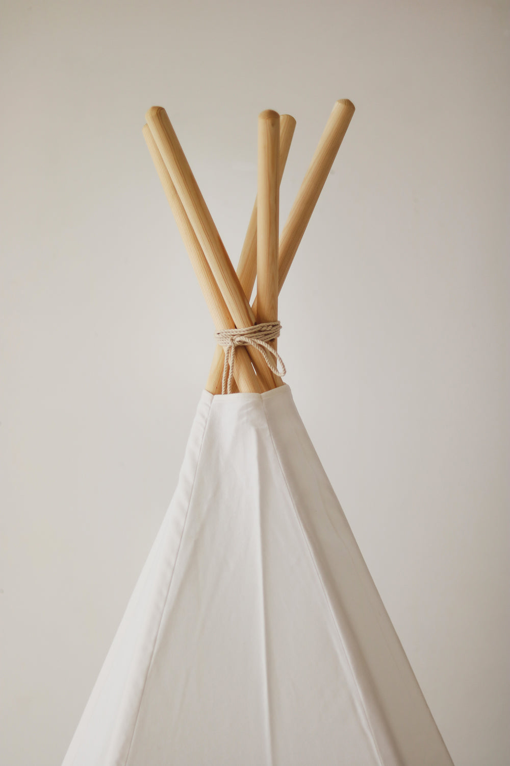 Détail des poteaux en pin et de la structure stable du tipi blanc pour enfant