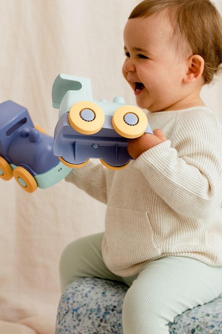 Rire et amusement avec le petit train pour bébé en plastique recyclé made in France Le Jouet Simple. Dès 1 an.