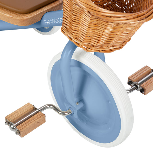 Détail roue avant et pédales en bois du tricycle Banwood bleu vintage