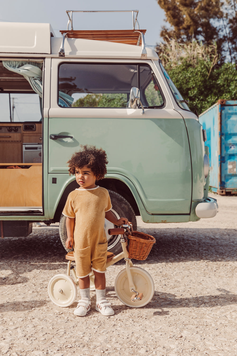 Apprentissage de l’équilibre avec le tricycle vintage Banwood crème