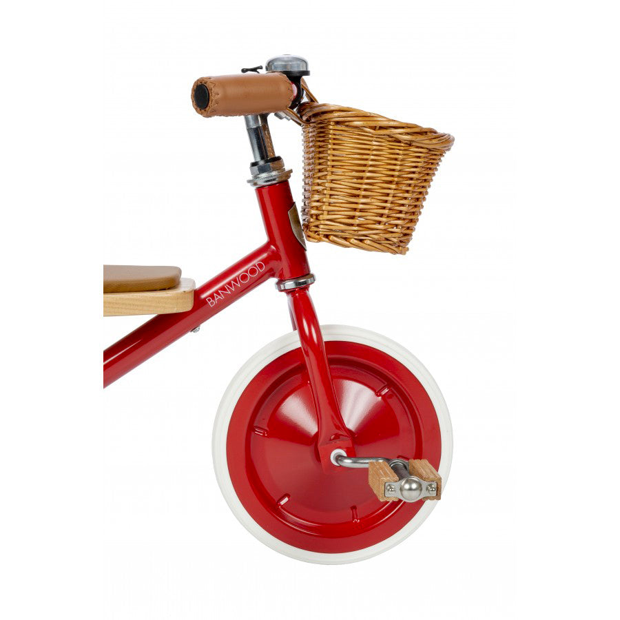 Tricycle rouge avec panier. Idéal pour balade en extérieur. Banwood.