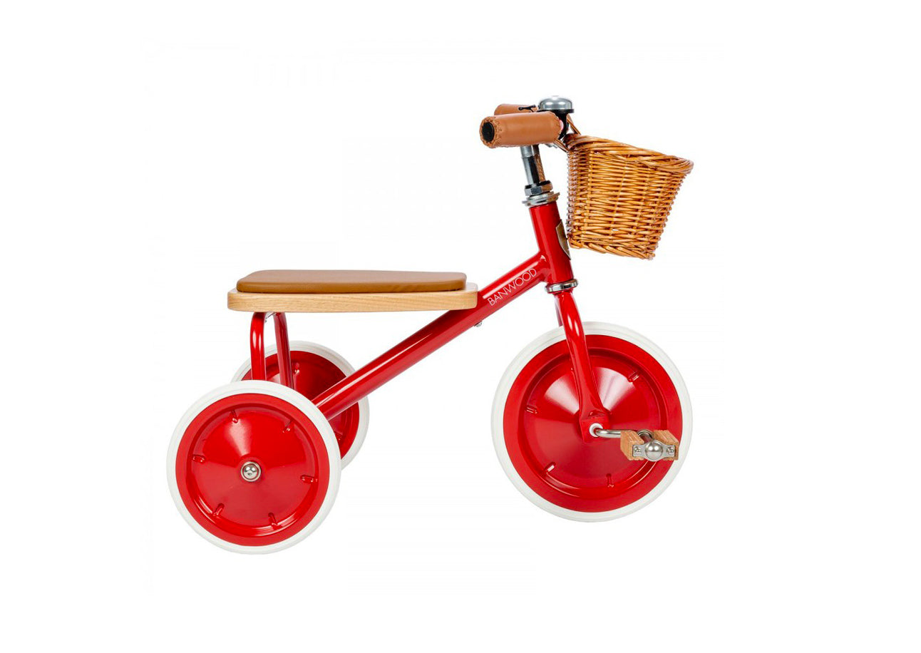 Tricycle banwood rouge vintage. Métal rouge brillant, assise bois et cuir, poignées cuir et panier osier. Avec sonette. Idée cadeau 2 ans et plus.