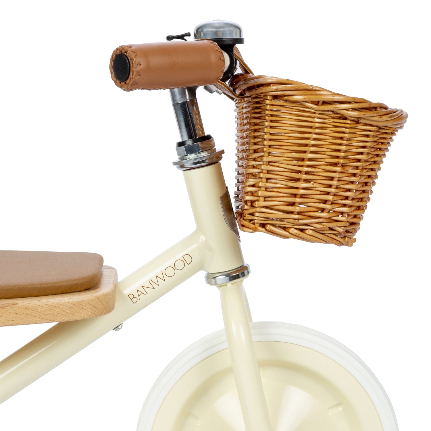 Panier en osier et sonnette du tricycle vintage Banwood crème