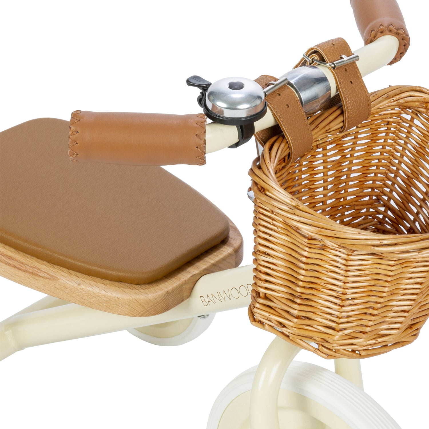 Panier en osier sur le tricycle vintage Banwood crème