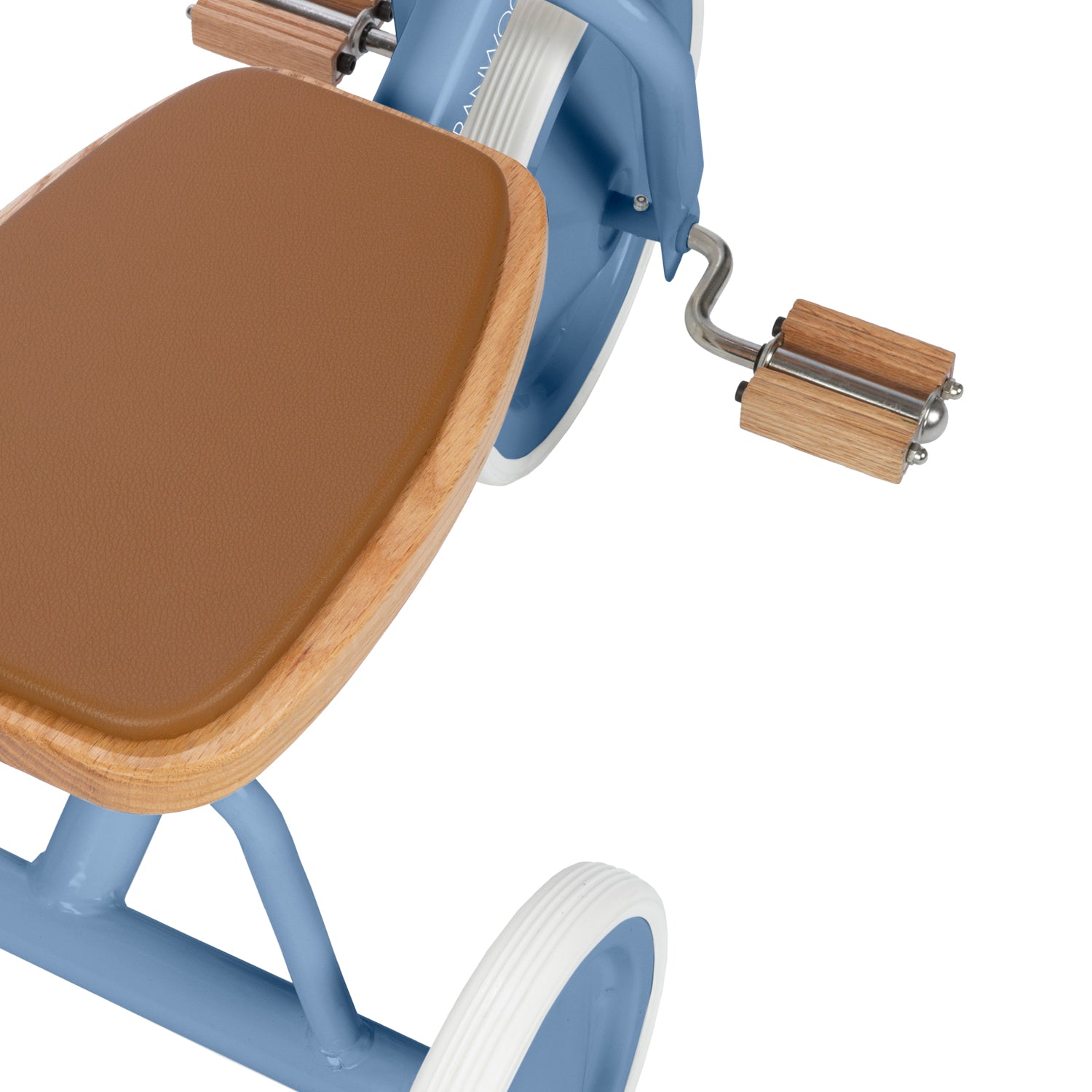 Détail selle rembourrée et pédales en bois du tricycle vintage bleu Banwood pour enfant