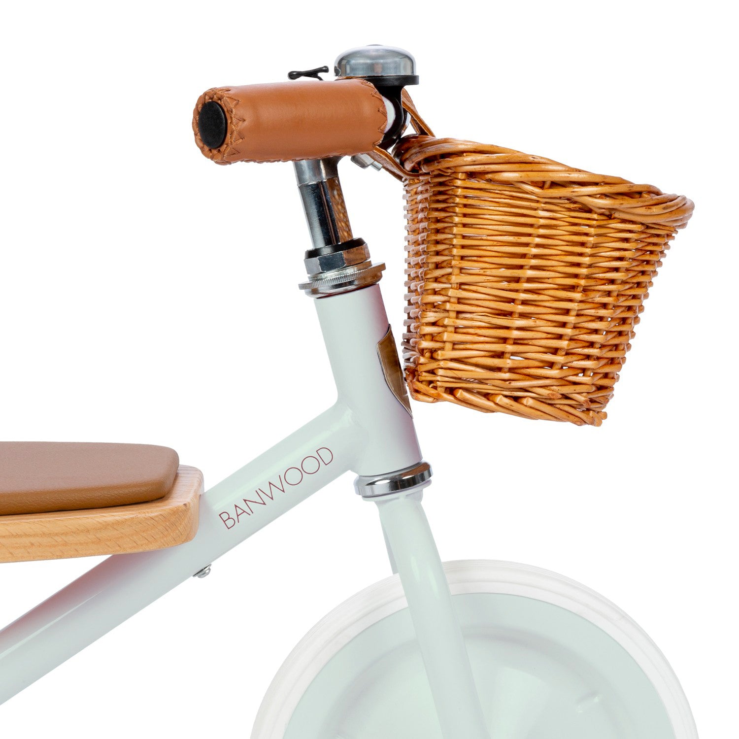 Vue latérale du tricycle en métal vintage Banwood. Vert menthe, couleur pastel. Idée cadeau 2 ans.