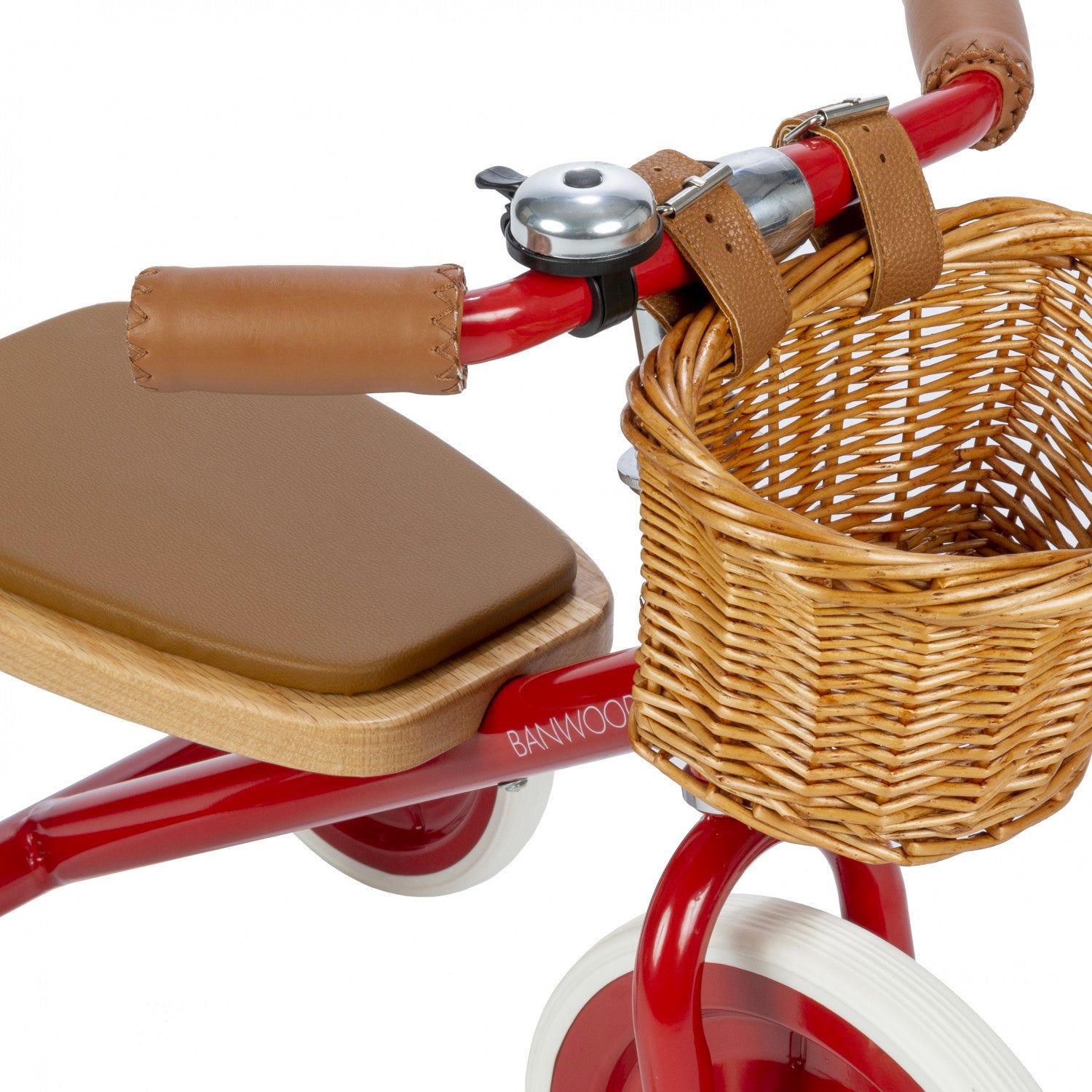 Tricycle rouge pour enfant. Rétro vintage avec panier en osier, détail en cuir, sonnette métallisée. Idée cadeau d'exception 2 ans.