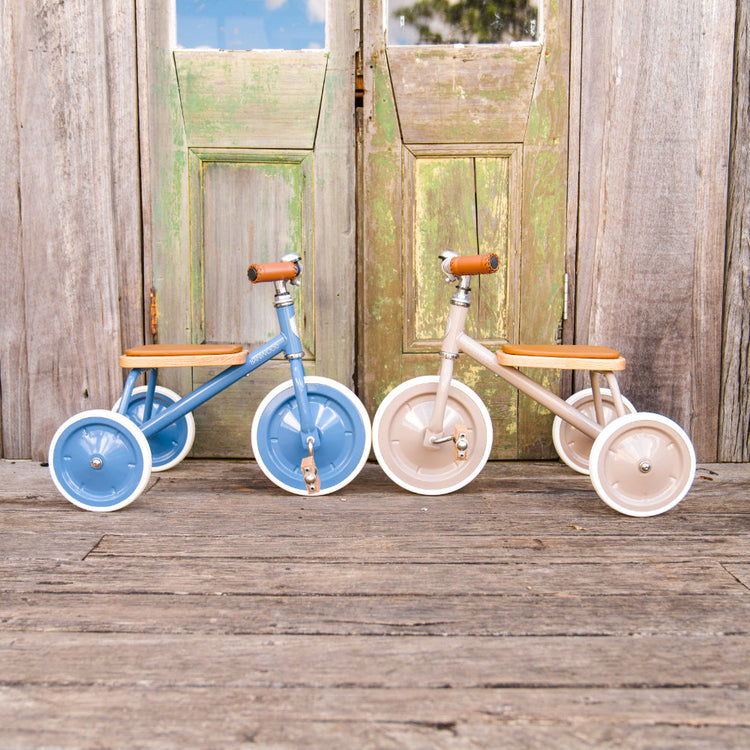 Tricycles vintage Banwood bleu et beige pour enfants avec design rétro