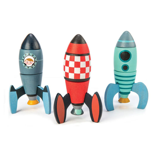 Trois fusées en bois montées : modèle astronaute, à damier rouge et rayé turquoise