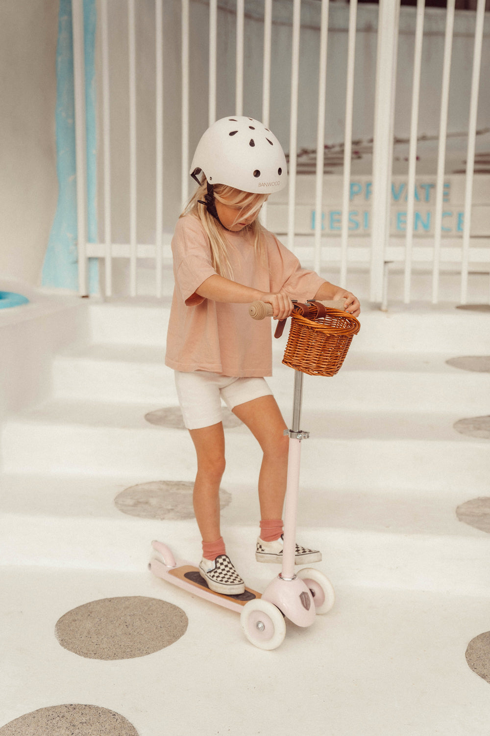 Trottinette vintage rose Banwood pour enfants avec panier en osier