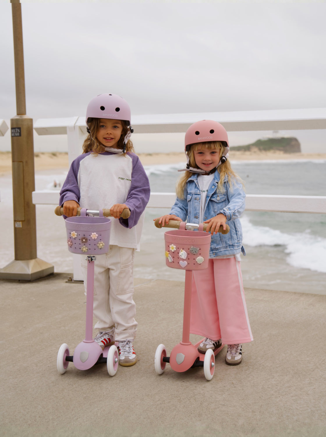 enfant faisant de la trottinette rose en extérieur balade plein air