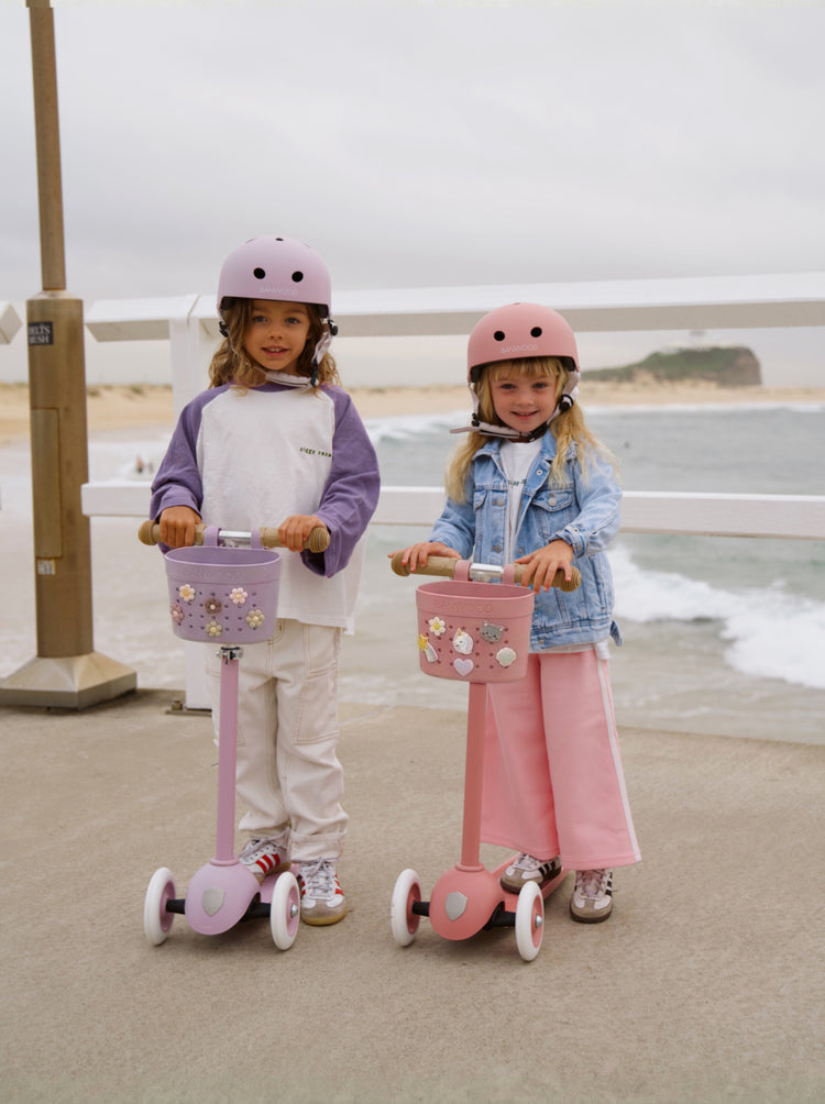 enfant faisant de la trottinette rose en extérieur balade plein air