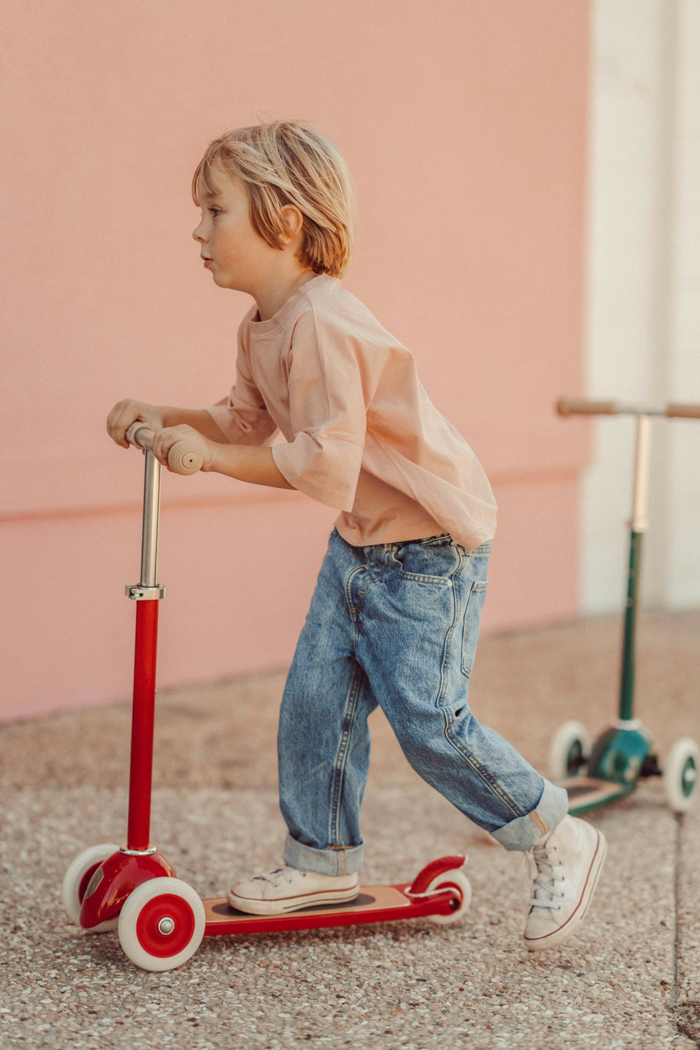 Première trottinette rouge Banwood pour enfants à partir de 3 ans.